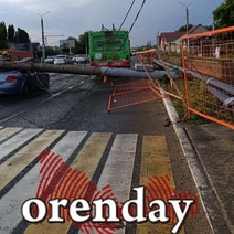 В Оренбурге возбудили уголовное дело из-за рухнувшей на автомобили опоры и контактной сети