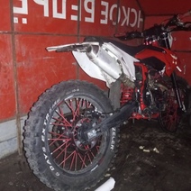 В Кувандыке мужчина сломал позвоночник, выполняя трюки на питбайке