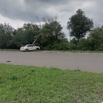 В Оренбурге автомобиль Geely Emgrand столкнулся с Kia Rio, а после въехал в столб