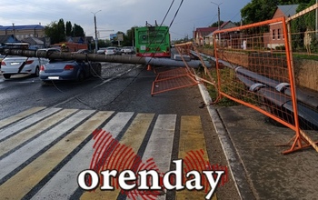 В Оренбурге возбудили уголовное дело из-за рухнувшей на автомобили опоры и контактной сети