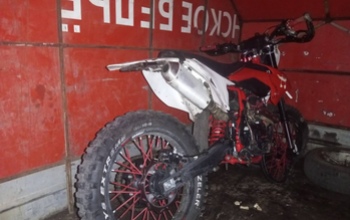 В Кувандыке мужчина сломал позвоночник, выполняя трюки на питбайке