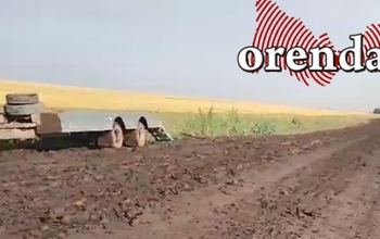 Cельская дорога в Сакмарском районе по-прежнему утопает в грязи