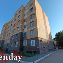 Фасады многих домов в Оренбурге пестрят незаконной рекламой, в том числе трафаретной