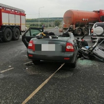 В Оренбуржье произошло жесткое столкновение нефтевоза и легкового автомобиля
