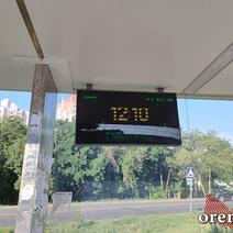 Информационная табличка на остановке МЖК в Оренбурге ожила, но застряла в прошлом