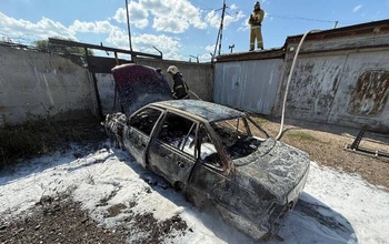 23-летний оренбуржец госпитализирован в реанимацию с ожогами после возгорания автомобиля