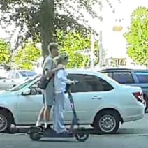 В Оренбурге два пассажира на одном электросамокате сбили ребенка и скрылись