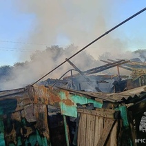 В одном из сел Оренбуржья разгорелся серьезный пожар из-за стоявших вплотную друг к другу хозпостроек