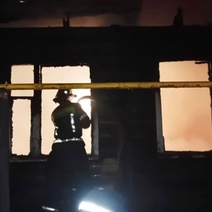 В Оренбуржье на крупном пожаре спасли женщину, но она лишилась всего