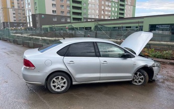 В Оренбурге женщина наехала на бетонный блок, что привело к травмированию 2-летнего ребенка 