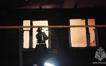 В Оренбуржье на крупном пожаре спасли женщину, но она лишилась всего