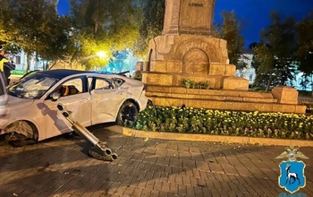 Покусился на Ильича: житель Бузулука протаранил в Самаре объект культурного наследия, а ущерб возмещать не хочет