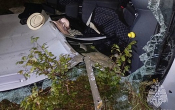 В Тюльганском районе из покорёженного автомобиля спасатели доставали водителя