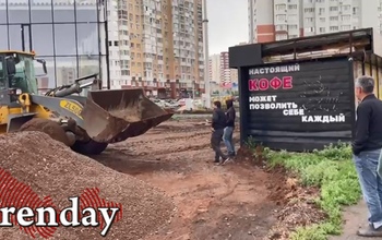 В Оренбурге люди встали на защиту торгового павильона от бульдозера