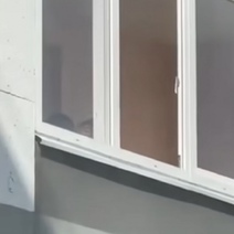 В Оренбурге 18-летний парень расстрелял из пневмата балконные двери своего дома по улице Юркина