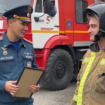 Трогательный момент: оренбургского пожарного символично облили водой из рукавов