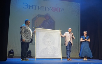 Юрию Энтину оренбуржцы на юбилей подарили уникальный платок с его портретом
