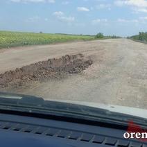 Ездить просто невозможно: дорога в Оренбуржье не выдерживает ни потока машин, ни критики