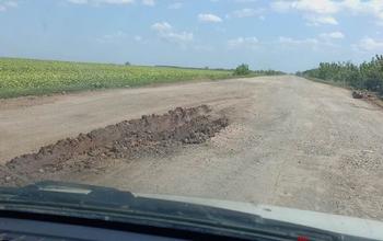 Ездить просто невозможно: дорога в Оренбуржье не выдерживает ни потока машин, ни критики