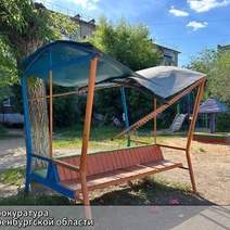 В беседке торчит штырь, в песочнице нет песка: в Орске УК заставят наладить детскую площадку