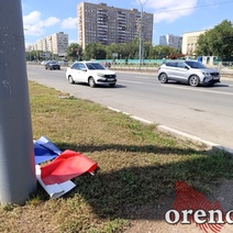 Оренбуржцев возмутили валяющиеся на земле у администрации Южного округа флаги