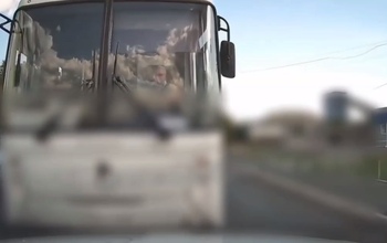 В Оренбурге водитель автобуса «Т Плюс» грубо нарушил ПДД - выехал на встречную полосу