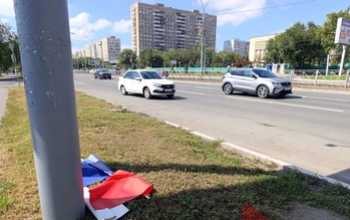 Оренбуржцев возмутили валяющиеся на земле у администрации Южного округа флаги