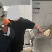 Молодому повару в Оренбурге затянуло руку в тестомесильную машину