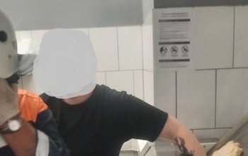 Молодому повару в Оренбурге затянуло руку в тестомесильную машину