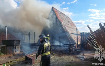 В Оренбурге огонь уничтожил гостевой дом