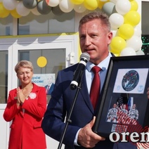 Школа в Оренбургском районе получила в подарок флаг с МКС