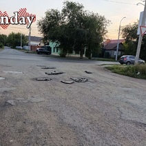В Оренбурге жители частного сектора на Плеханова дождались ремонта дороги, правда, по стандартам 90-х годов