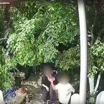 В Орске подростки испытывали на прочность входную дверь и домофон арбузом