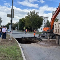В Оренбурге прямо на проезжей части разверзлась земля