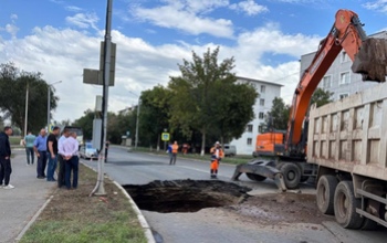 В Оренбурге прямо на проезжей части разверзлась земля