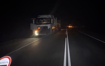Под Оренбургом грузовик с цистерной насмерть сбил шедшего по трассе мужчину (18+)