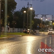 Иномарка в Оренбурге «припарковалась» на газоне у Дома Советов