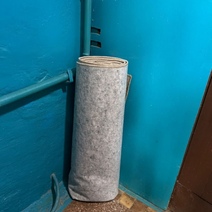 В хозяйстве пригодится: в Оренбуржье мужчина украл палас, упавший с балкона, и притащил его возлюбленной