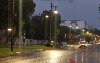 Иномарка в Оренбурге «припарковалась» на газоне у Дома Советов