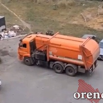 Жители Оренбуржья снимают на видео мусоровозы, не забирающие отходы