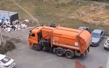 Жители Оренбуржья снимают на видео мусоровозы, не забирающие отходы