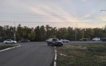 В Оренбурге на Нежинском шоссе столкнулись «Лада Калина» и мотоцикл «Хонда»