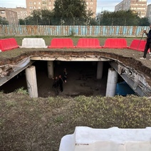 Вместо футбола - гольф: в Орске на школьном стадионе образовался огромный кратер