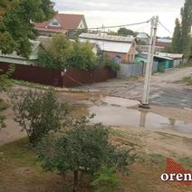 Спасение утопающих: в микрорайоне Берды Оренбурга жители накидали покрышки в подмытый протечкой провал
