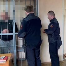 Появилось видео задержания под стражу орчанина, пытавшегося прямо на улице забить сожительницу молотком (18+)