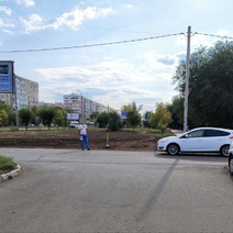 В Оренбурге дорогу не поделили девушка-подросток на электросамокате и Ford