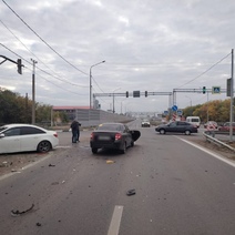 В Оренбургском районе Chevrolet Cruze протаранил ВАЗ, ограждение и шумозащитный экран