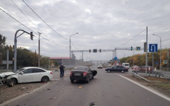 В Оренбургском районе Chevrolet Cruze протаранил ВАЗ, ограждение и шумозащитный экран