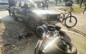 Из-за невнимательного водителя ВАЗа на улице Березка в Оренбурге пострадал мотоциклист