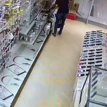 Пришел, увидел, забрал: в Оренбурге деятельный горожанин украл в магазине несколько колонок